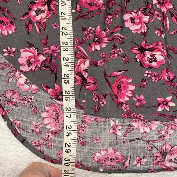 Torrid grey and pink floral hi low blouse sz 00. - Picture 12 of 15